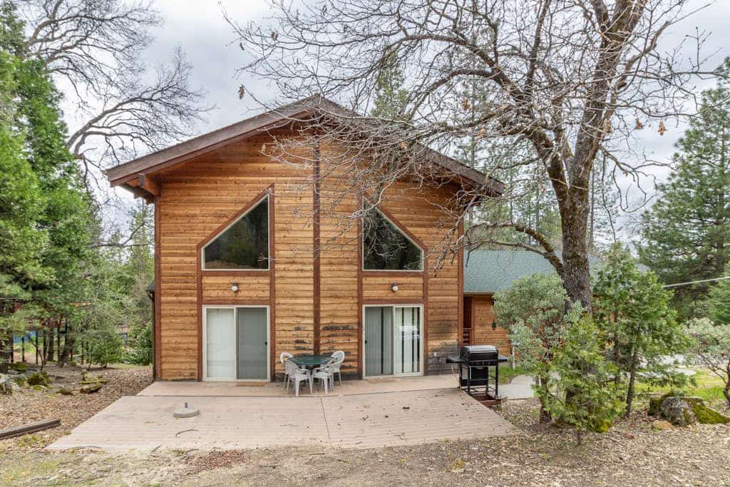 Large lake-area home w/great room, private pool table, Ping-Pong, mtv views