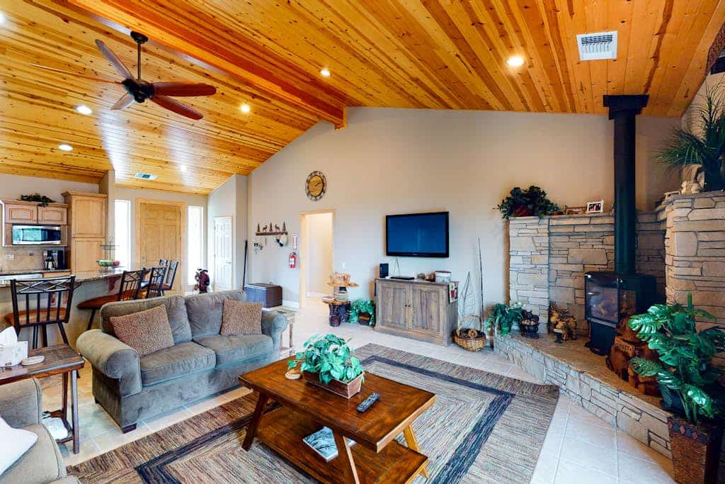 Ideally-located home in Willow Cove area w/wood fireplace, WiFi, AC - near lake