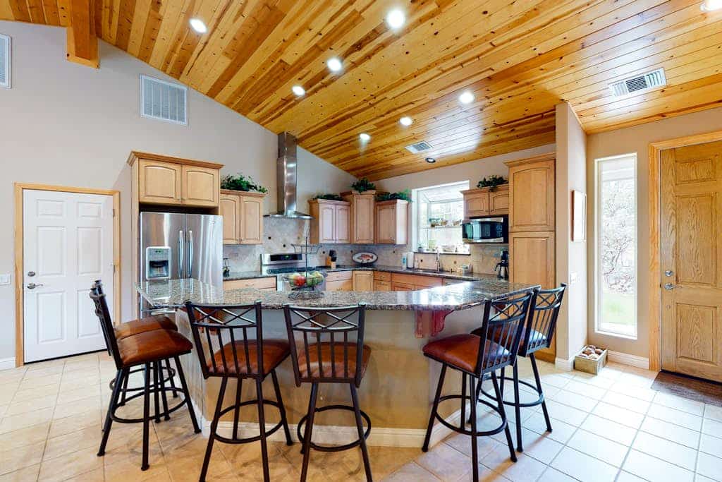 Ideally-located home in Willow Cove area w/wood fireplace, WiFi, AC - near lake
