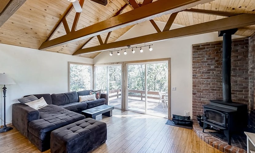 Mountainside home, dog-friendly, with deck, fireplace, washer/dryer, & WiFi