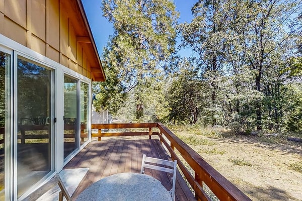 Mountainside home, dog-friendly, with deck, fireplace, washer/dryer, & WiFi