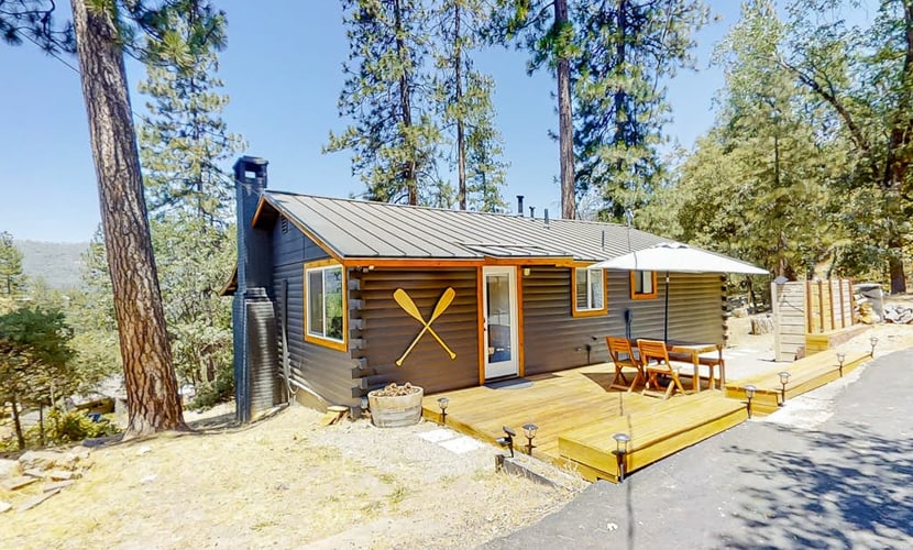 Log cabin near Yosemite and Bass Lake with 2 stand-up paddleboards & fireplace