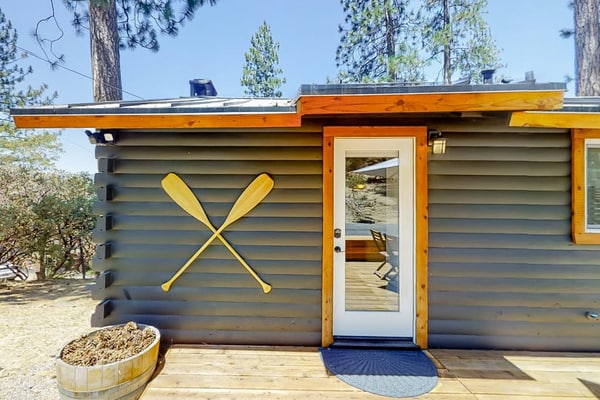 Log cabin near Yosemite and Bass Lake with 2 stand-up paddleboards & fireplace