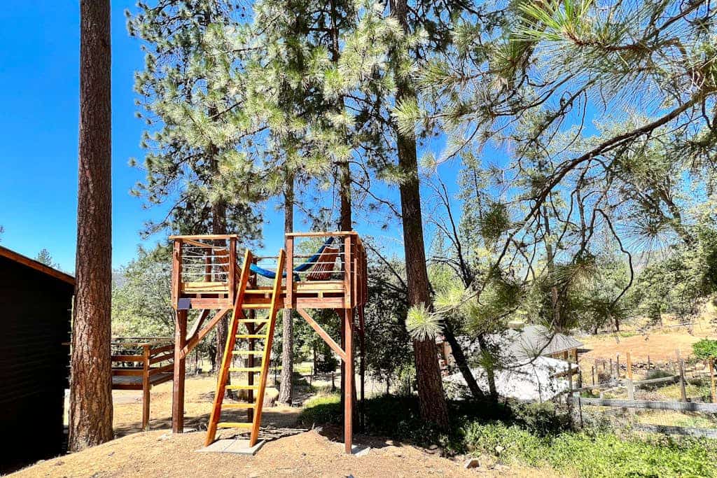 Log cabin near Yosemite and Bass Lake with 2 stand-up paddleboards & fireplace