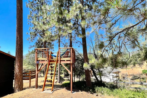 Log cabin near Yosemite and Bass Lake with 2 stand-up paddleboards & fireplace