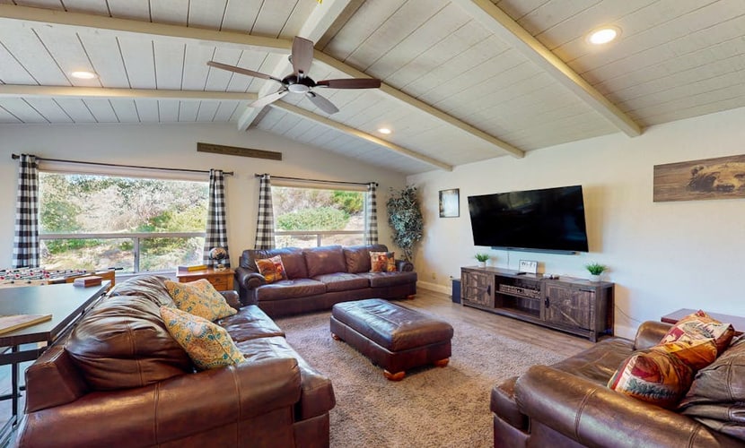 Charming pet friendly home, minutes to Bass Lake w/ game room, firepit and wifi