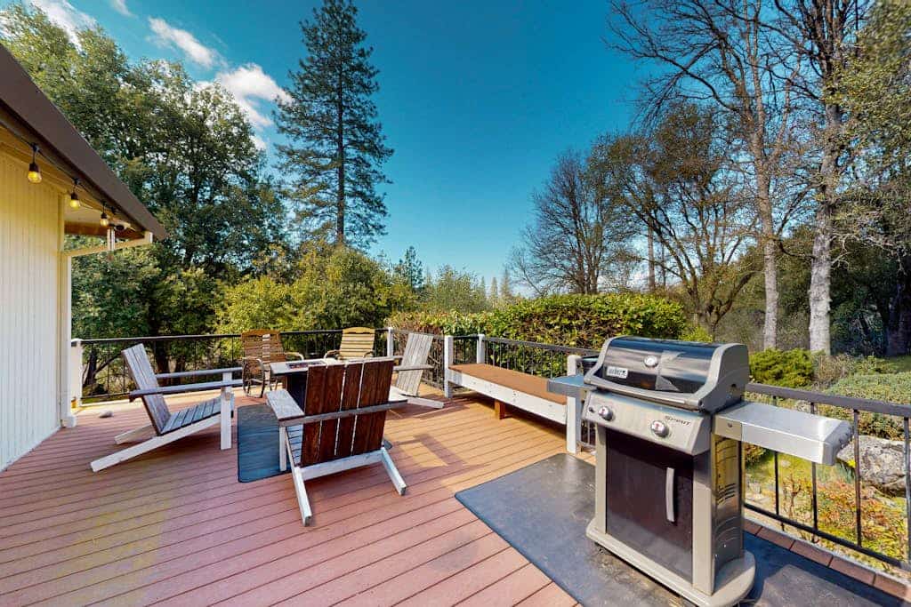 Charming pet friendly home, minutes to Bass Lake w/ game room, firepit and wifi