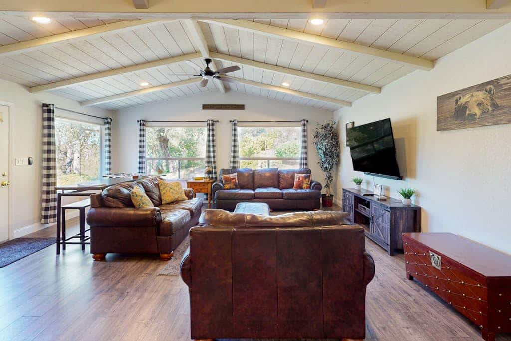Charming pet friendly home, minutes to Bass Lake w/ game room, firepit and wifi
