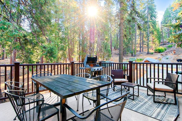 Beautiful home in the woods with EV charger, deck & Ping-Pong