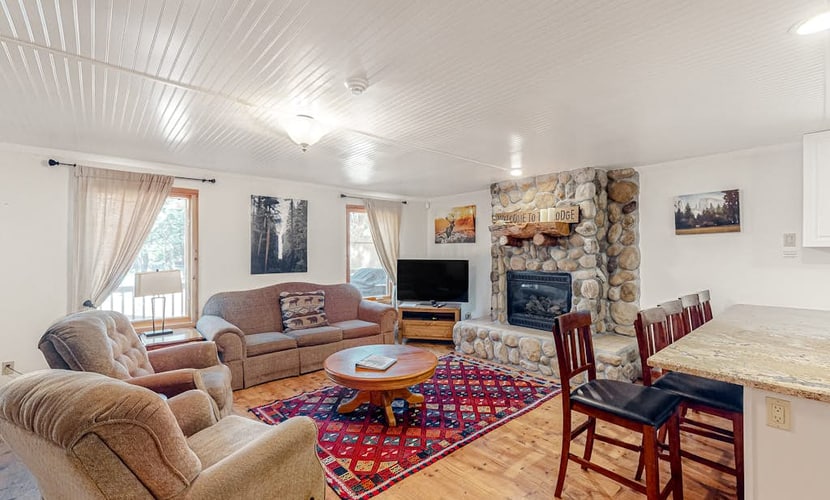 Condo on the Yosemite boundary with central AC & EV charger