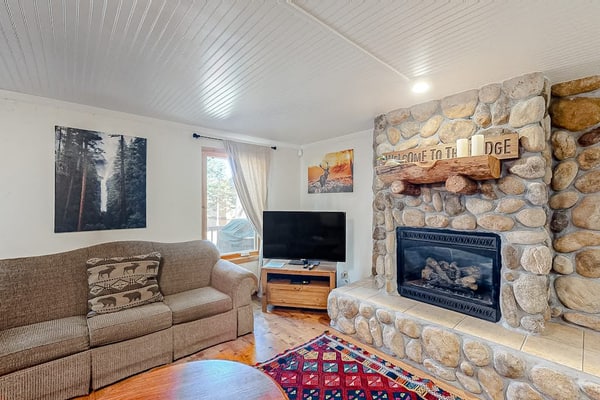 Condo on the Yosemite boundary with central AC & EV charger