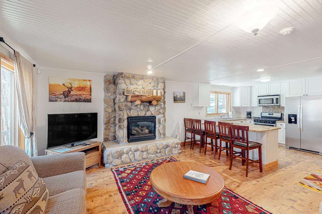 Condo on the Yosemite boundary with central AC & EV charger