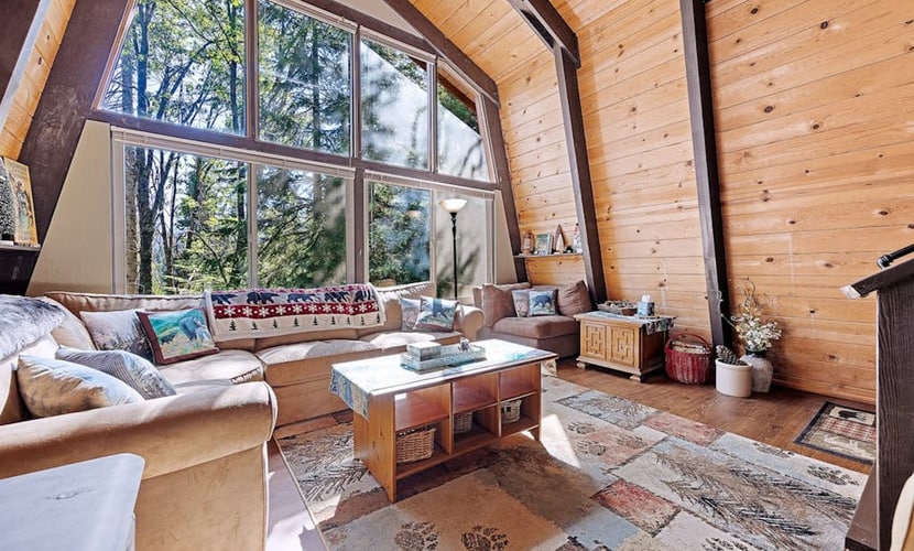 Chief Peak cabin near Yosemite with deck, nature views & full kitchen