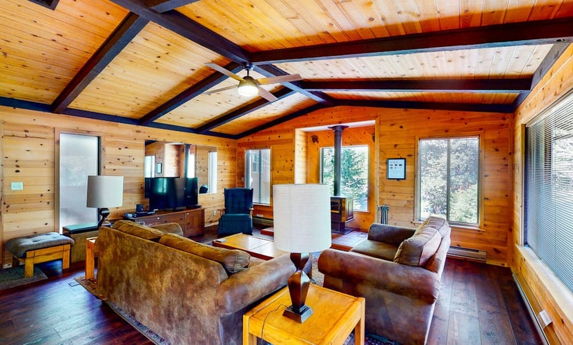 Modern cabin w/beautiful views, private gas grill, W/D, and wood fireplace