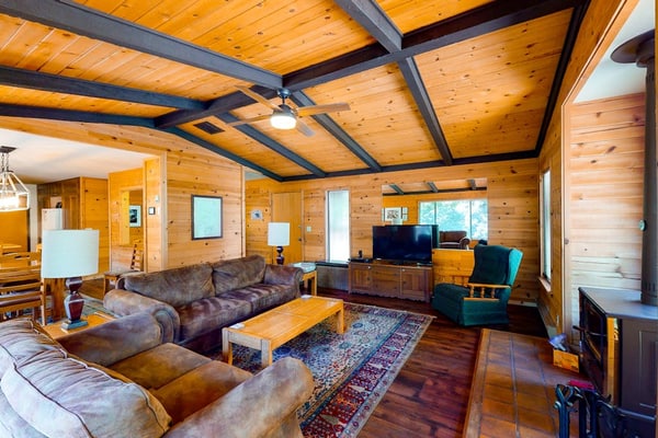 Modern cabin w/beautiful views, private gas grill, W/D, and wood fireplace