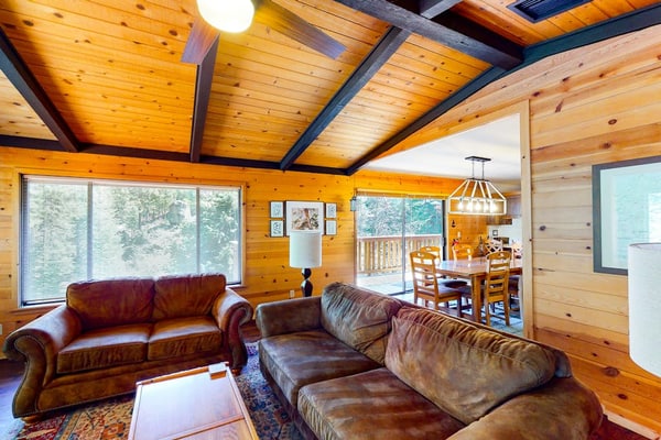 Modern cabin w/beautiful views, private gas grill, W/D, and wood fireplace