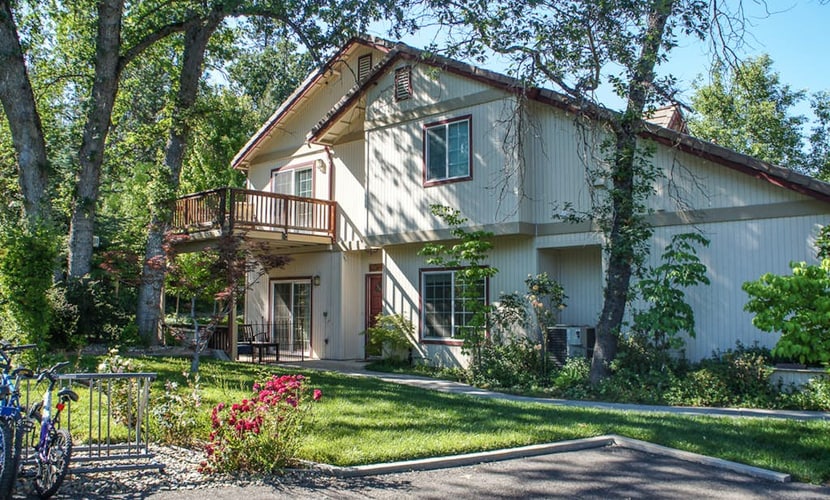 Convenient home near Bass Lake & Yosemite w/shared pool, hot tub