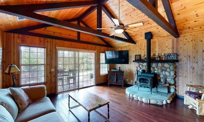 Pines Village home with large back deck & WiFi - walk to Bass Lake beach & docks