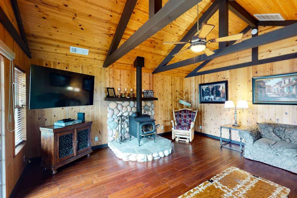 Pines Village home with large back deck & WiFi - walk to Bass Lake beach & docks