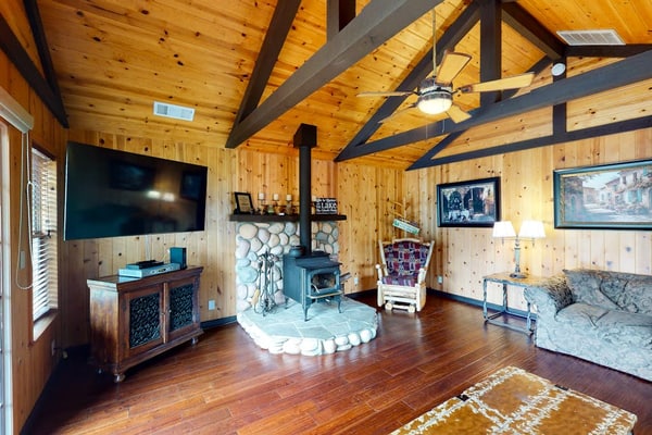 Pines Village home with large back deck & WiFi - walk to Bass Lake beach & docks