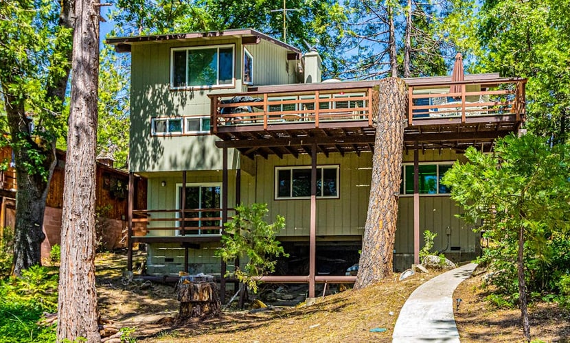 Relaxing lakefront Getaway w/private dock, deck, washer/dryer