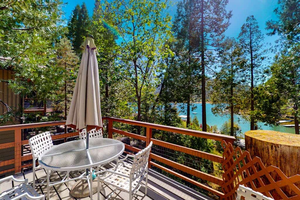 Relaxing lakefront Getaway w/private dock, deck, washer/dryer