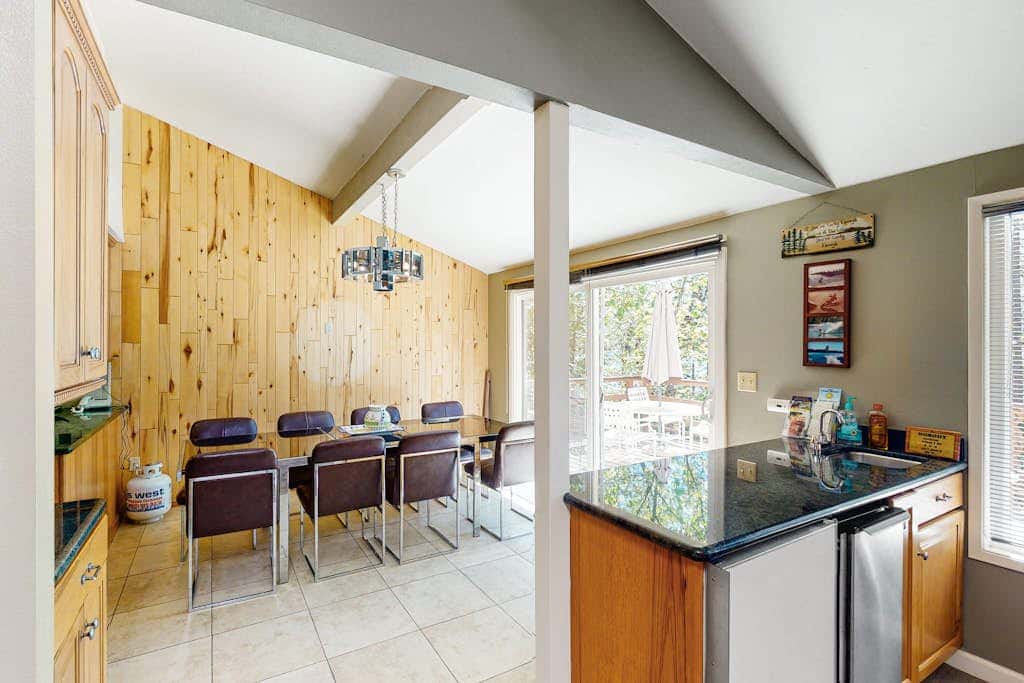 Todds Lakefront House