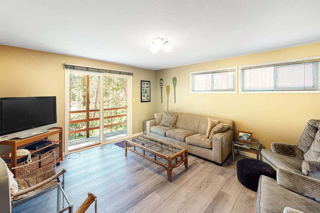 Todds Lakefront House