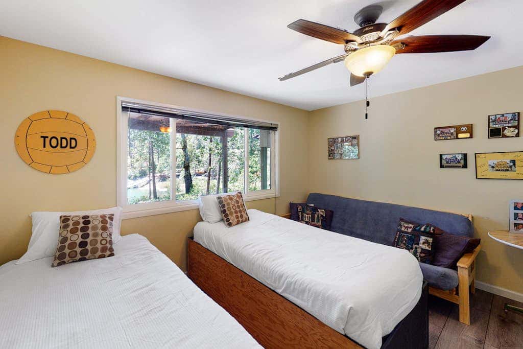 Todds Lakefront House