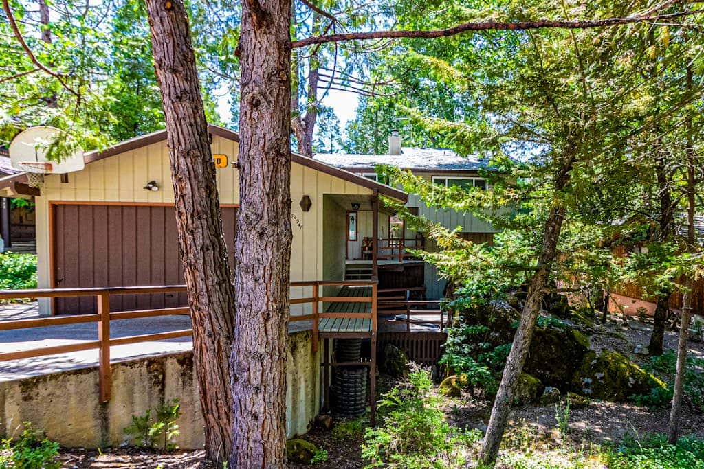 Todds Lakefront House