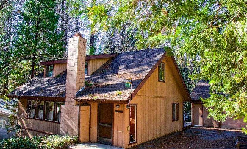 Cozy Bass Lake home in Willow Cove with fireplace, grill & deck