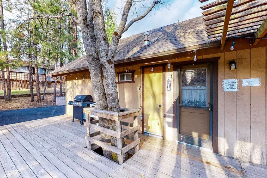 Cozy Bass Lake home in Willow Cove with fireplace, grill & deck