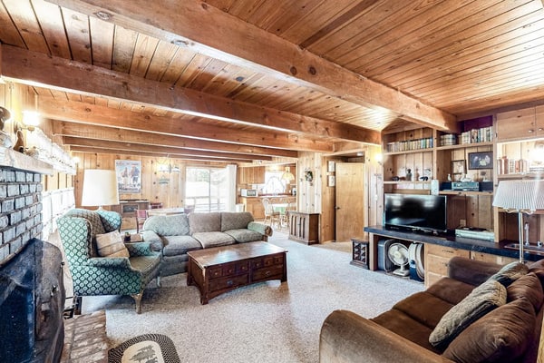 Cozy Bass Lake home in Willow Cove with fireplace, grill & deck