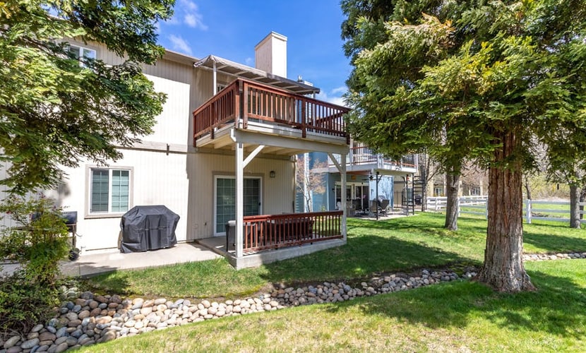 Spacious lake view townhouse near Yosemite w/ hot tub & pool access, AC, & WiFi