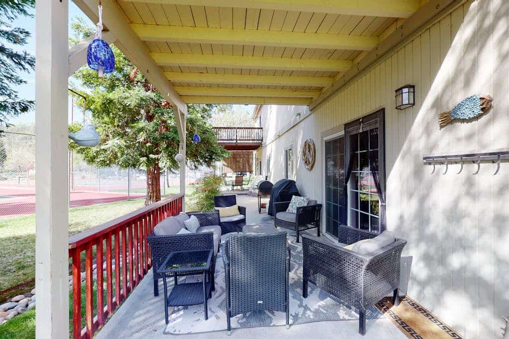 Spacious lake view townhouse near Yosemite w/ hot tub & pool access, AC, & WiFi