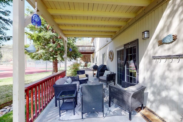Spacious lake view townhouse near Yosemite w/ hot tub & pool access, AC, & WiFi