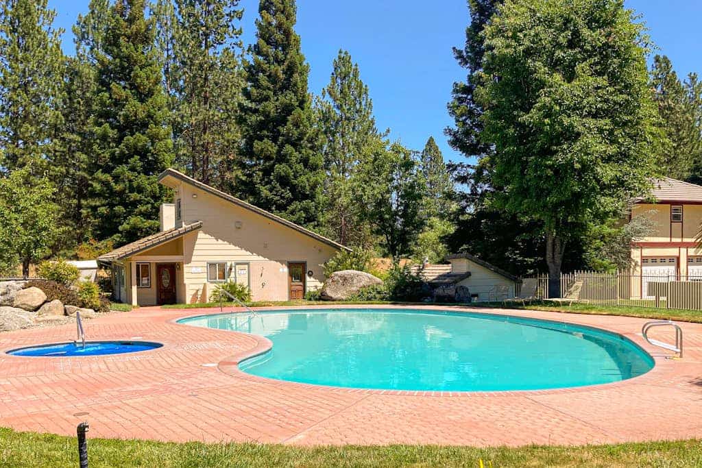 Spacious lake view townhouse near Yosemite w/ hot tub & pool access, AC, & WiFi