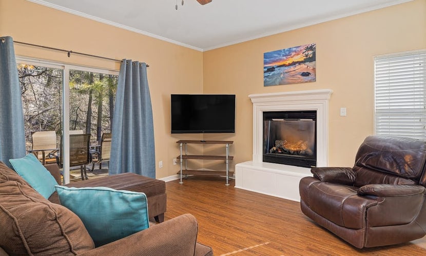 Snowbird-friendly retreat hot tub, pool, creek views ,wifi, grill, & fireplace