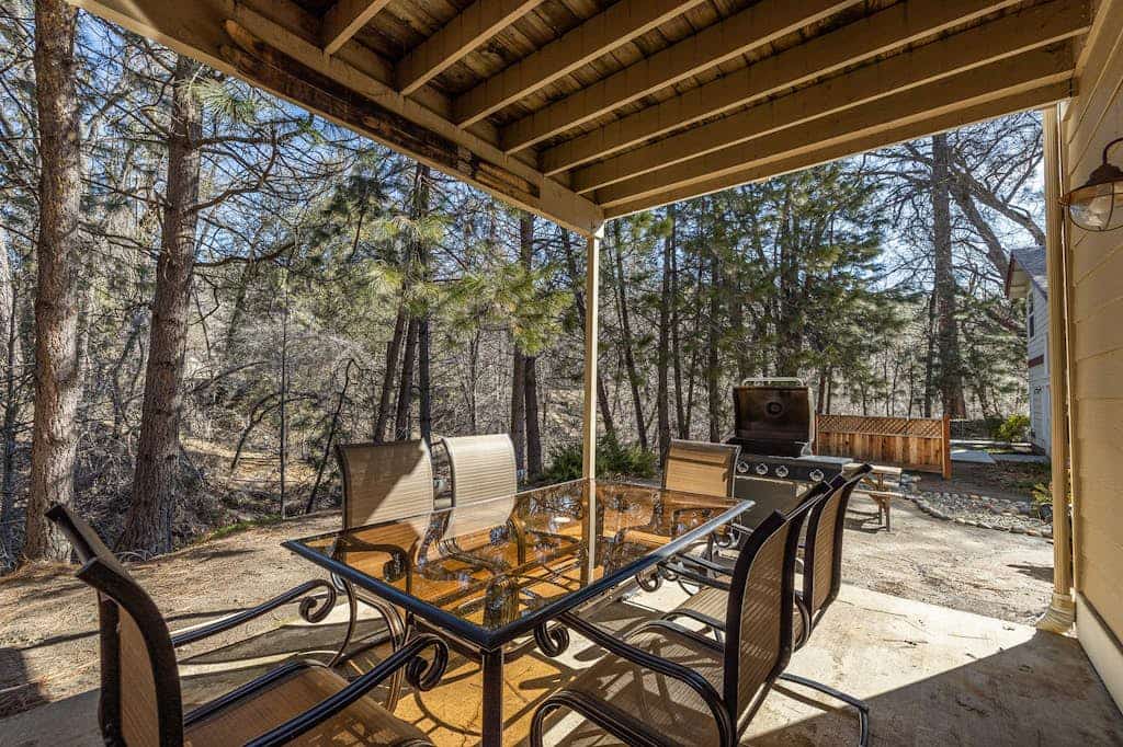 Snowbird-friendly retreat  hot tub, pool, creek views ,wifi, grill, & fireplace