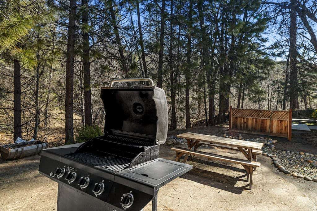 Snowbird-friendly retreat  hot tub, pool, creek views ,wifi, grill, & fireplace