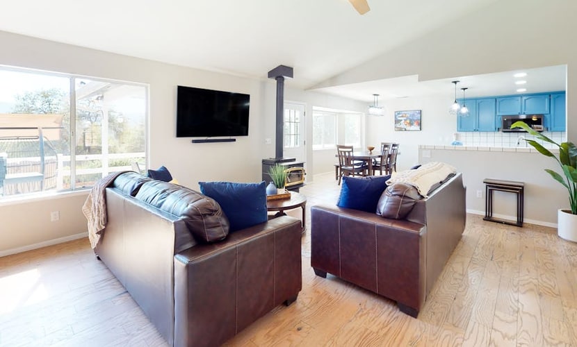 Mountain-view home with a game room, washer/dryer, firepit, AC & basketball