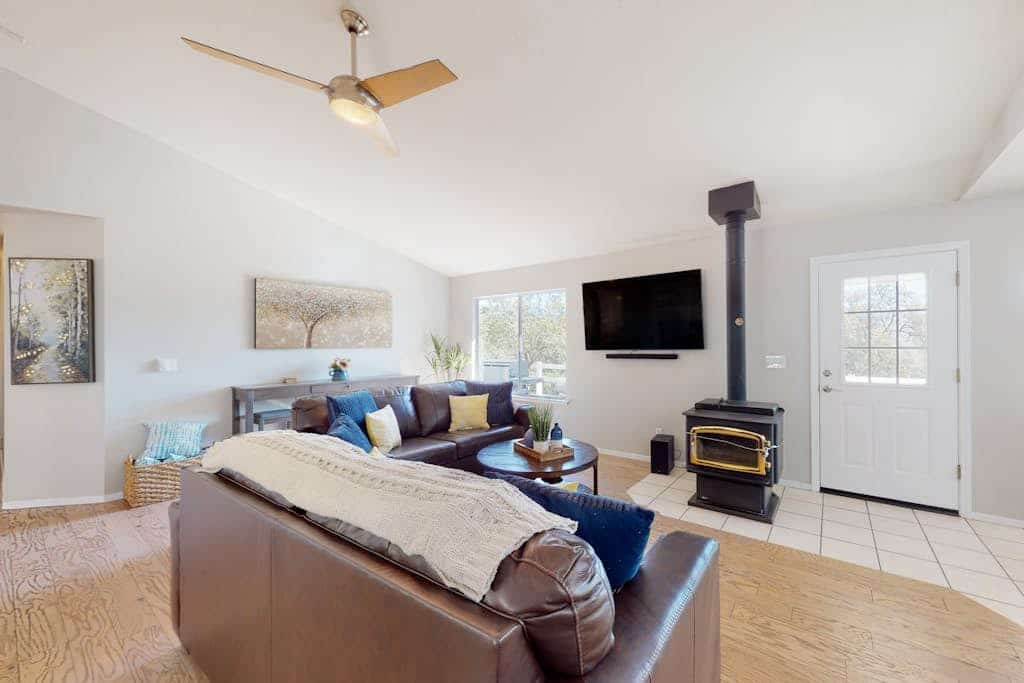 Mountain-view home with a game room, washer/dryer, firepit, AC & basketball