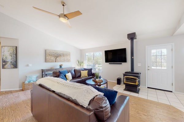 Mountain-view home with a game room, washer/dryer, firepit, AC & basketball