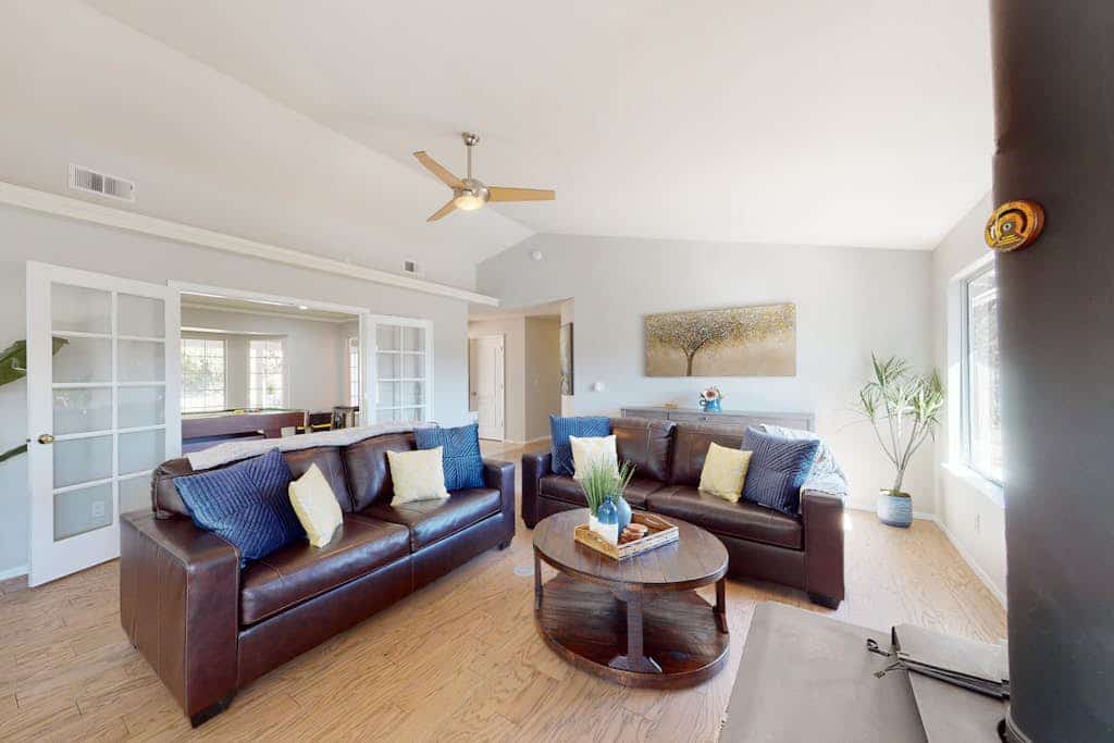 Mountain-view home with a game room, washer/dryer, firepit, AC & basketball