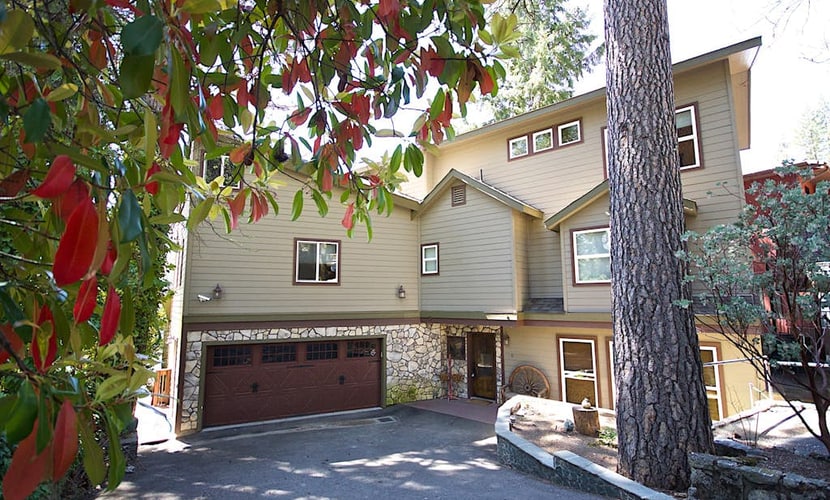 Lakefront home with private dock, 3 decks overlooking the lake & pool table
