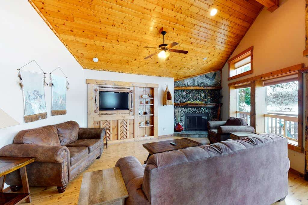 Lakefront home with private dock, 3 decks overlooking the lake & pool table