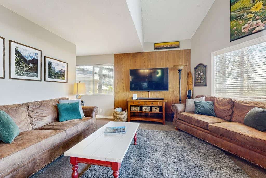 Lakeside Serenity with Vintage Charm & Modern Comfort – Bass Lake, CA
