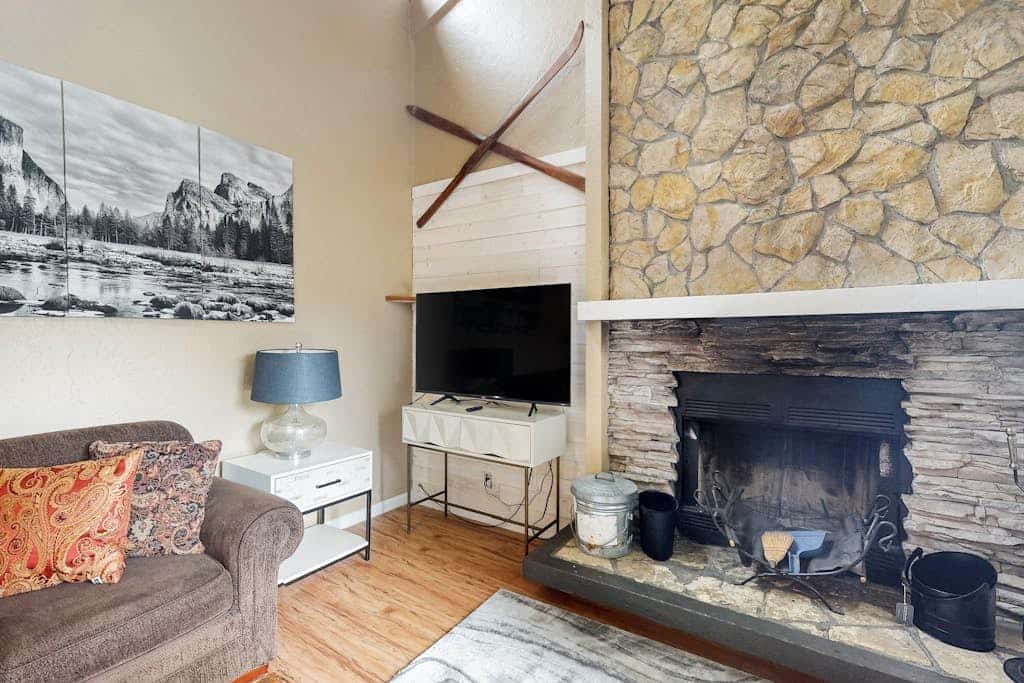 Wilderness upgraded duplex with wood fireplace, balcony, & shared EV charger