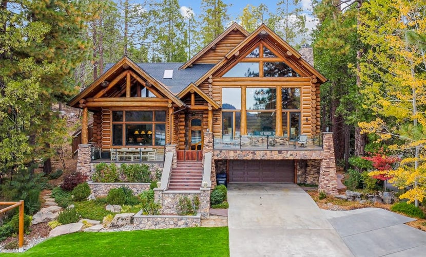 Luxe lakefront lodge with amazing view, dock & beach near skiing & golf