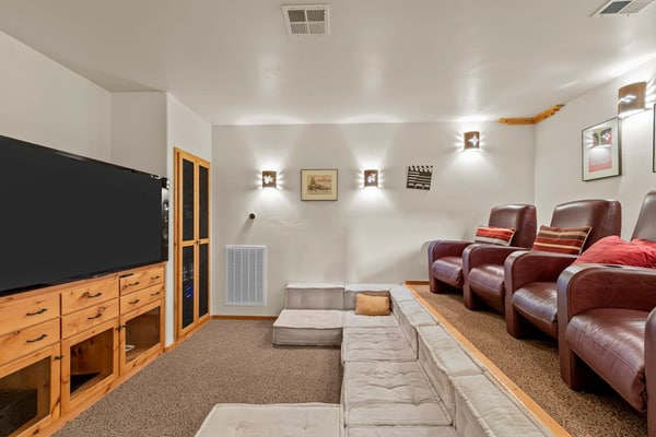 Luxe lakefront lodge with amazing view, dock & beach near skiing & golf